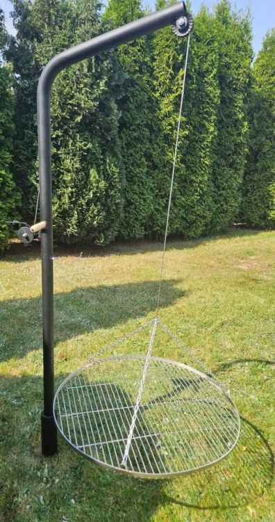 Żuraw Grill Ogrodowy z wysiegnikiem z rusztem nierdzewnym fi 80 cm uchwyt