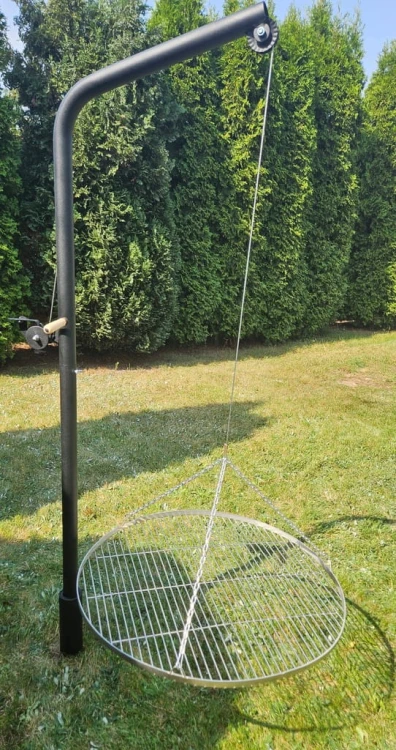 Żuraw Grill Ogrodowy z wysiegnikiem z rusztem nierdzewnym fi 80 cm uchwyt