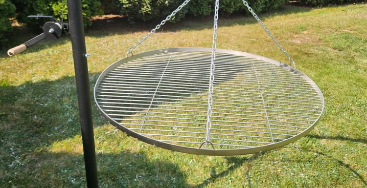 Żuraw Grill Ogrodowy z wysiegnikiem z rusztem nierdzewnym fi 80 cm uchwyt